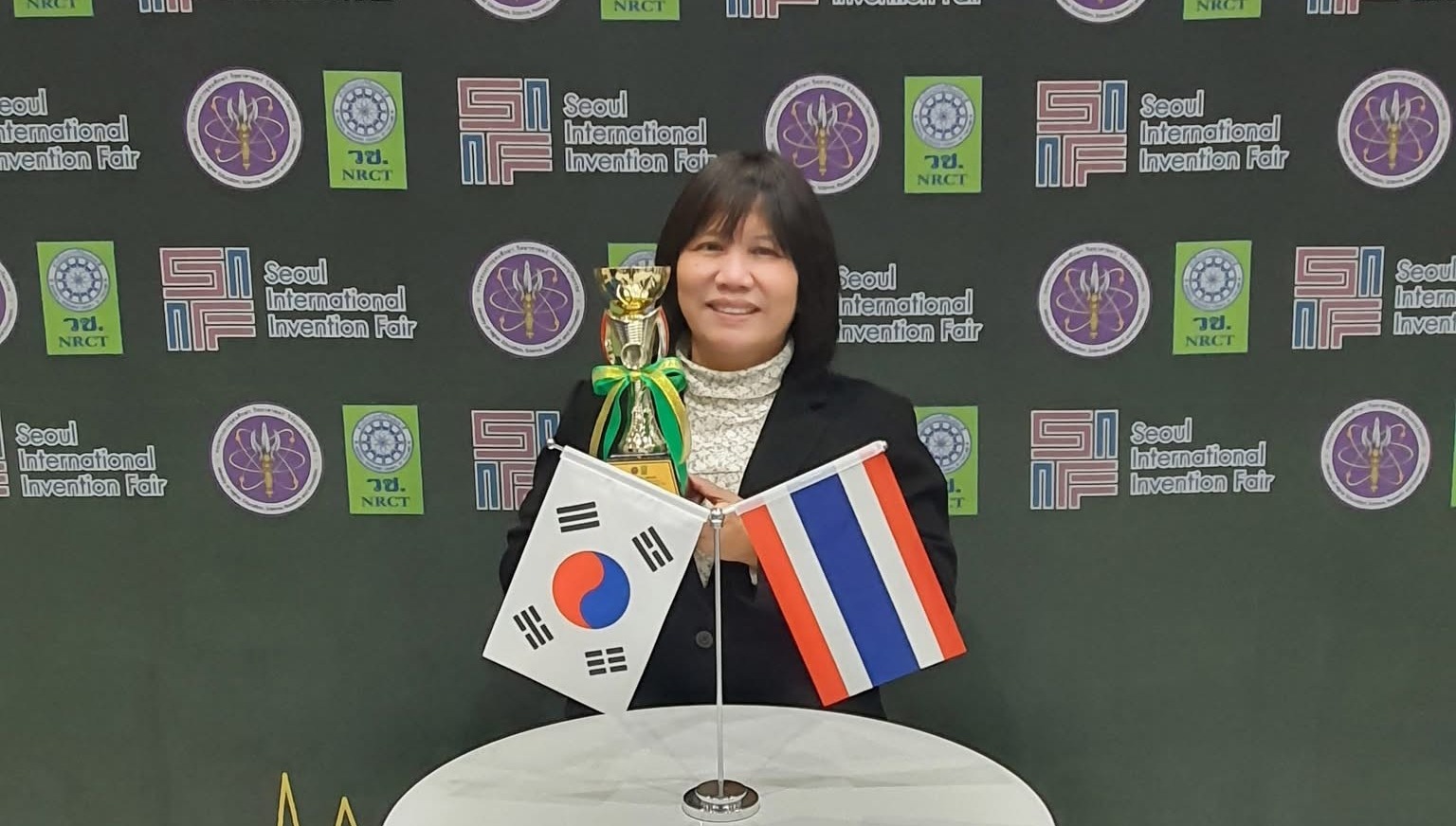 อาจารย์เภสัชศาสตร์ มข. คว้ารางวัล Excellent Invention 2025 “แคปซูลเปลือกรากส่องฟ้าต้านมะเร็ง”